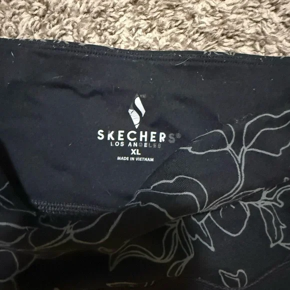 Skechers Black Leggings with Gray Floral Design size XL - Picture 3 of 4